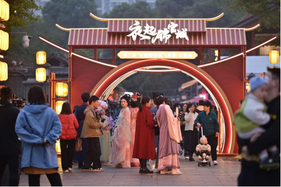 （改）光影里的烟火长卷：文殊坊何以成为成都文商旅融合的 活名片(5)1228